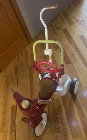Uşaqlar üçün nəzərdə tutulmuş bu üçtəkərli velosiped, balaca uşaqların