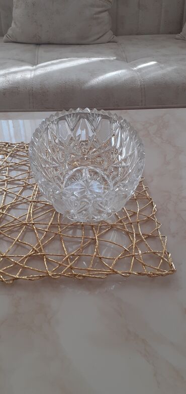 Xonça: Dekorativ Şüşə Grafinlər. Həcmi 1 litr. 4 ədəd var. Xrustal qablar — 8