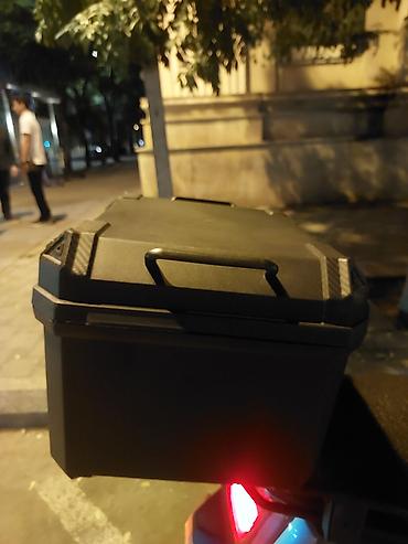b örtük var: Motosiklet üçün arxa baqaj qutusu - Universal tip top-case: skuter və — 2