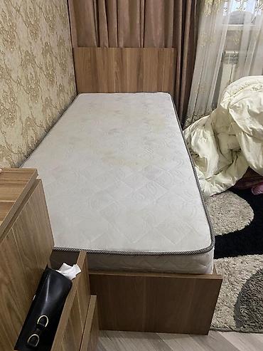 Çarpayılar: Tək nəfərlik çarpayı və döşək dəsti - Ölçü: təxmini 90×200 sm (tək — 1