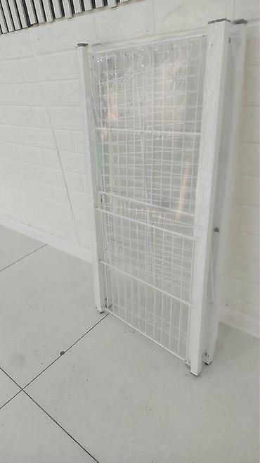 setqa vitrin: Ağ rəngli metal tor səbətli stend/rəf - Material: toz boya ilə — 2