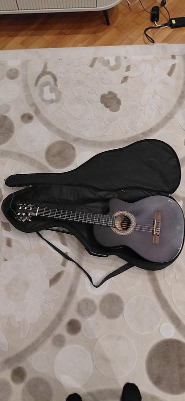 Gitaralar: Klassik gitara – kəsikli (cutaway) korpuslu model. Rəng: tünd — 2