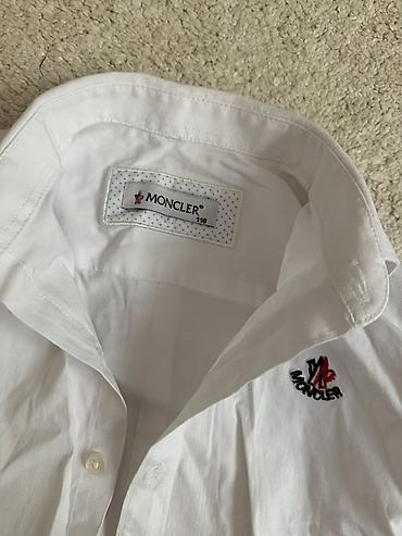 жилет мужская: Белая детская рубашка Moncler - Бренд: Moncler - Размер на ярлыке — 2