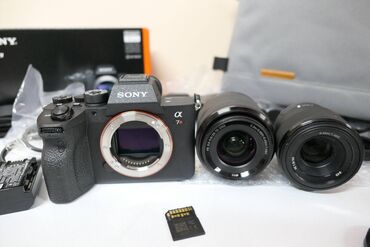 sim kamera: Sony Alpha A7 III 24.2MP Full Frame 4K Mirrorless Camera with 28-70mm