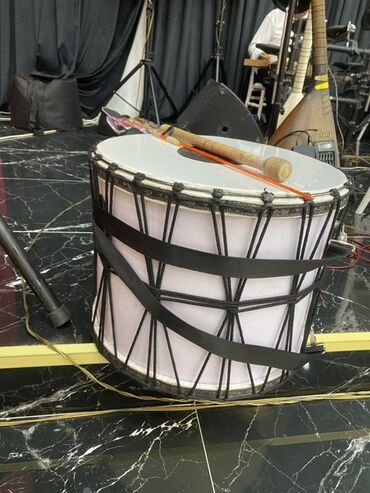 Гитары: Təcili satılır təzə alətdir. İçində led işıqları var təzə çexolu var