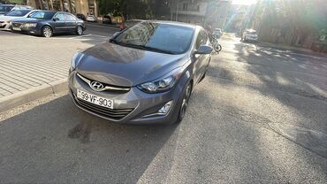Bu Hyundai Elantra avtomobili boz rəngdədir və dördqapılı sedan kuzov
