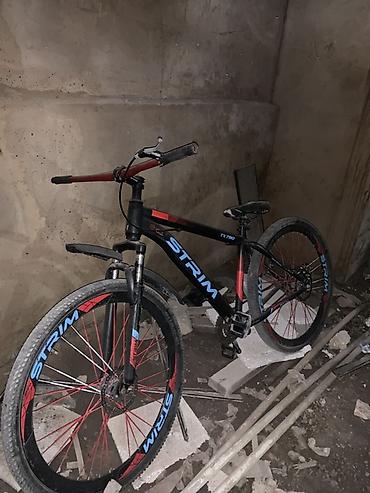 velosipedler: STRIM markalı velosiped. Qara rəngli çərçivəyə malikdir, üzərində — 1
