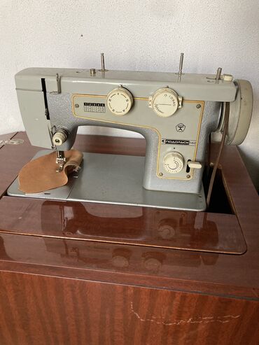 ножная швейная машинка: Швейная машина