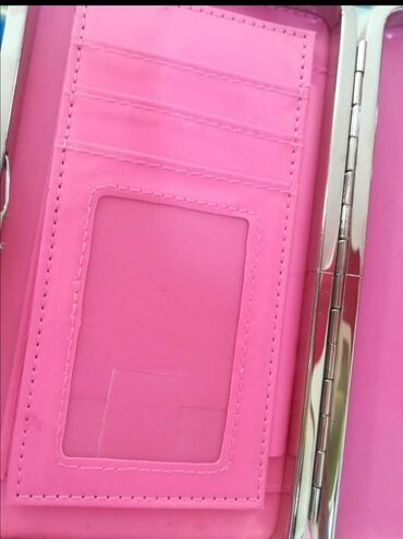 Novčanici: Torbica tri u jednom. Ima pregrade za novac, dokumenta, i deo za — 8