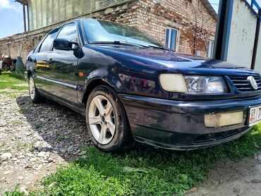 опель фронтера б: Темно-синий седан Volkswagen Passat, оснащенный четырехдверным