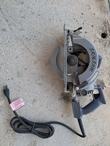 Setovi akumulatorskog alata: Milwaukee i DeWalt setovi alata u koferima 1) Milwaukee ručna kružna — 4