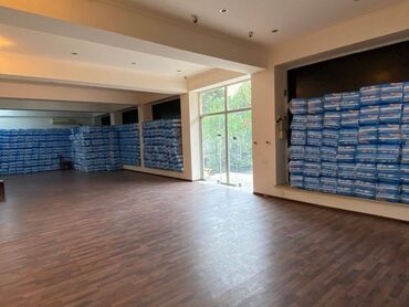 Mağazalar: Razində İcra hakimiyətinin yaxınlığı 5 mərtəbəli binanın 1 ci — 1