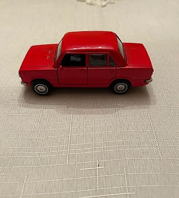 Oyuncaq nəqliyyat: Qırmızı klassik sedan oyuncaq avtomobil maketi - Material: metal — 2