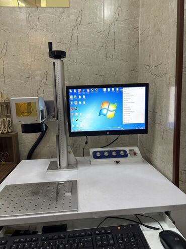 dirnag aparati: Fiber lazer markalama dəzgahı – kompüterlə inteqrasiya olunmuş tam iş