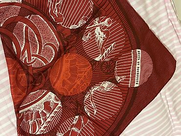 bordo şalvar: Hermès ipək yaylıq – “Suite et Poursuite” - Brend: Hermès Paris — 2