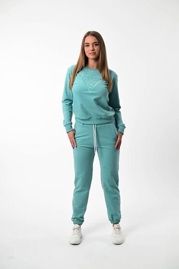 Gornji i donji deo: Zenske trenerke
S M L XL XXL
vezen znak Cena 2800 din — 4