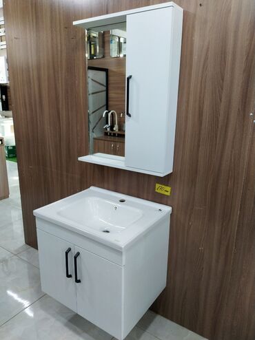 Çanaqlar, tülpanlar: Ağ rəngdə, müasir dizaynlı güzgülü hamam dolabı dəsti. Dəstə
