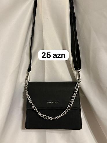 Qara çiyin çantası – minimal dizayn, gümüşü zəncir detallı lalafo.az -da Qara çiyin çantası – minimal dizayn, gümüşü zəncir detallı