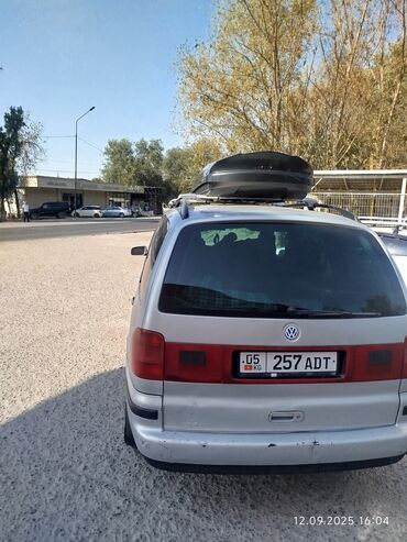 ылдам экспресс талас: Volkswagen Sharan, серебристый минивэн с черным багажным боксом на