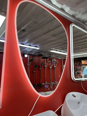 купить большие настенные часы 3d: Зеркало необычной формы с подсветкой по контуру. Красная рама придает