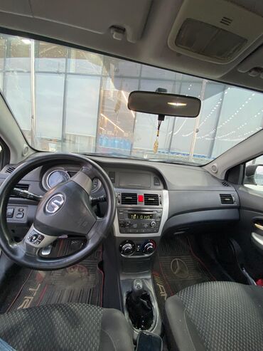 Digər avtomobillər: Boz rəngdə olan bu avtomobil rahat idarəetmə və funksionallıq təklif — 5