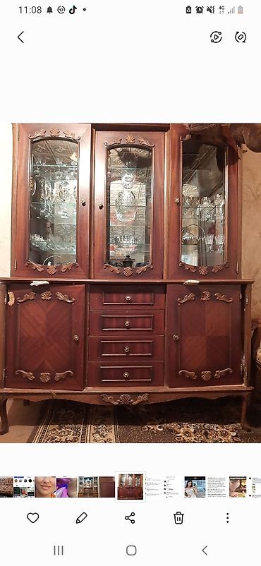 Klassik üslubda vitrin-bufet - Material: masif ağacdan hazırlanmış