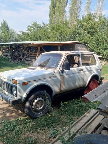 купить лада: Полноприводный автомобиль Lada Niva с трехдверным кузовом, выполненный