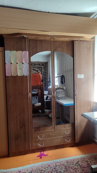 шкаф 3 дверный с зеркалом: Гардероб Шкаф, Кийимдер үчүн, Колдонулган