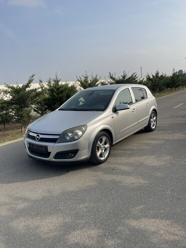 Opel: Opel Astra H – 5 qapılı hetçbek, gümüşü rəng. - Kuzov: kompakt — 2