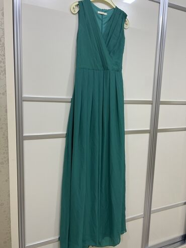sifon koynekler: Uzun yaşıl don - Model: Maxi uzunluqda, qolsuz - Yaxa: Çarpaz V-yaxa