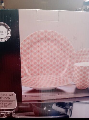 Kompleti posuđa: Servis za 4 osobe sa velikim soljama. Boja je lepa crvena. razlika — 9