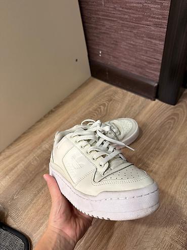 оригинал кроссы: Кроссовки adidas Originals, низкие, однотонные белые. - Модель с — 2