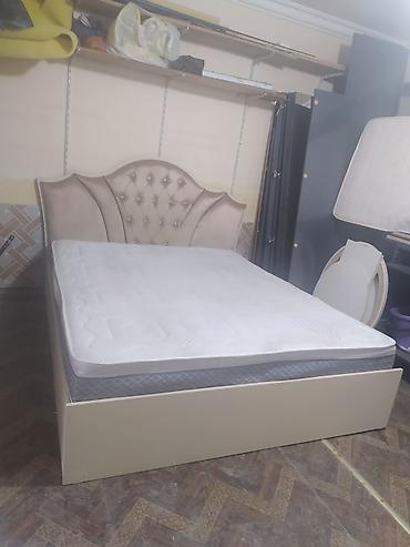 carpayı doşəyi: Klassik üslubda yumşaq başlıqlı iki nəfərlik çarpayı. - Ölçü: təxminən — 1