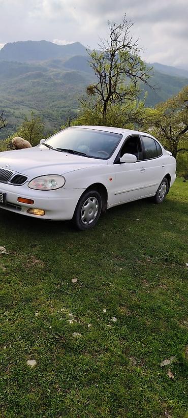 Daewoo: Daewoo Leganza, ağ rəng, sedan. Ön tərəfdən geniş xrom radiator — 2