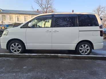 Toyota: Toyota Noah: 2002 г., 2 л, Автомат, Бензин, Минивэн — 10