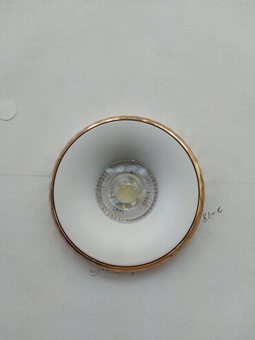 lamp: Dairəvi formalı, ağ rəngli, tunc rəngli haşiyəsi olan tavan lampası