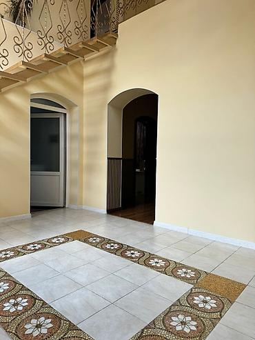 Долгосрочная аренда домов: 186 м², 5 комнат, Парковка, Балкон застеклен, Бассейн — 24