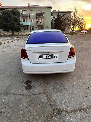 daewoo gentra oluxanasi: DAYVO GENTRA Xüsusiyyətlər: - Kuzov: ağ rəngli sedan, tünd bənövşəyi — 1