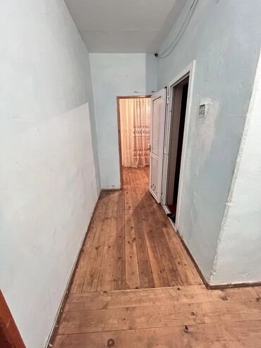 qapi zamoku: 1 otaqlı mənzil – koridor və sanitar qovşağı - Geniş koridor: taxta