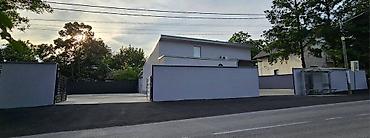 Kancelarija: IZDAJEM ILI PRODAJEM POSLOVNI PROSTOR 250m2 i 4 ari placa. Objekat — 1