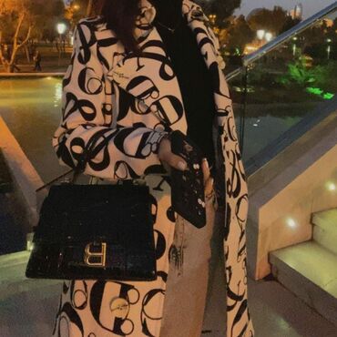 Dəstlər, kostyumlar: Qadın üçün naxışlı palto və çanta seti - Üst geyimi: Ağ fon üzərində