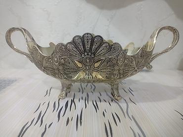 dekor vitrin: Gümüşü rəngdə, iki qulplu dekorativ qab - Material: metal ərinti — 1