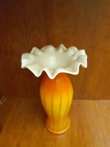 qutuda gul buketi: Одна ваза