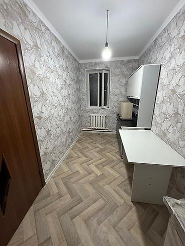 продаю однокомнатные квартиры: Светлая комната и кухня в квартире с классической планировкой. - — 2