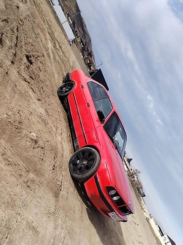 bmw lyuk: BMW 5 Series E34 sedan – qırmızı rəng, 4 qapı, 1990‑cı illərin klassik — 9