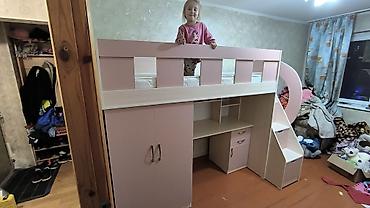 Двухъярусные кровати: Кровать-чердак, выполненная в светлых тонах с розовыми вставками — 5