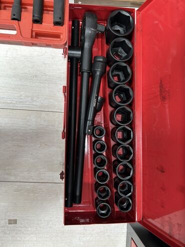 водяной бак: Qırmızı metal qutuda müxtəlif ölçülü başlıqlar, uzadıcılar və reket
