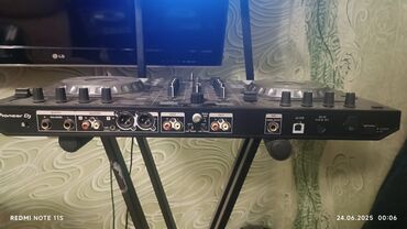Səs avadanlığı: Pioneer DJ markasına məxsus DDJ-SB3 modeli DJ kontrolleri musiqi