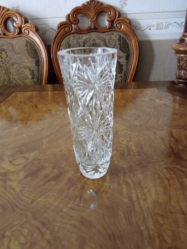 qeweng qiz sekilleri: Çexiya xrustal vaza