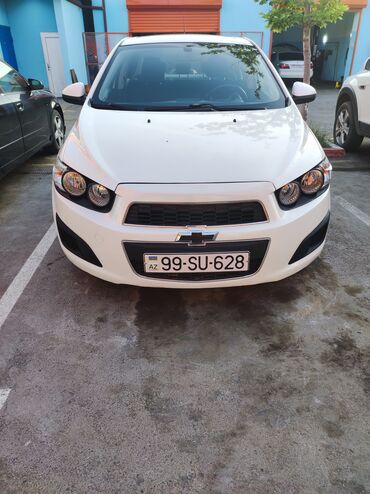 maşın bəzədilməsi: Ağ rəngdə olan Chevrolet Sonic sedanı. Maşın rahat və ekonomdur. Şəhər